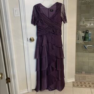 Adrianna Papell PreOwned Violet Tiered Lace Beaded Gown Wedding, Event size 10